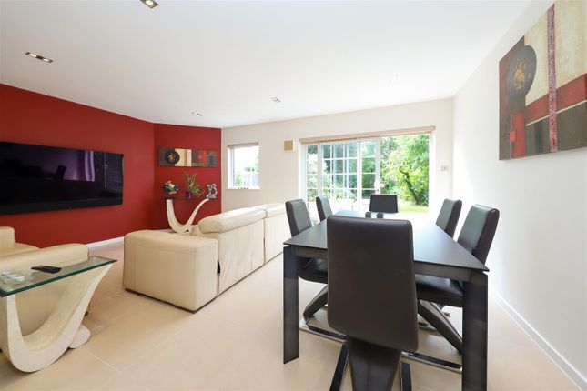34, Furham Feild, Pinner photo 3