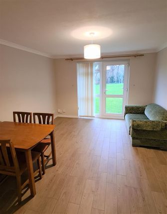 Flat to rent in Woodside Road, Sutton