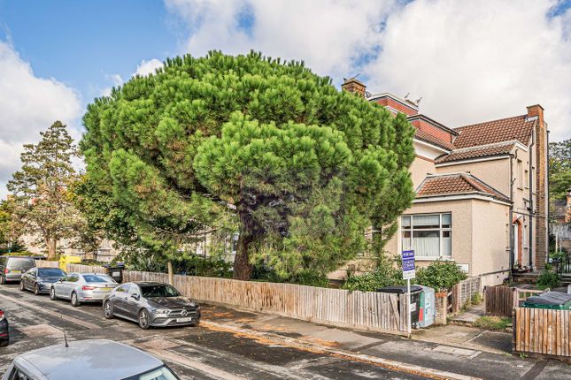 Studio flat on Montalt Road, WOODFORD GREEN, £220,000