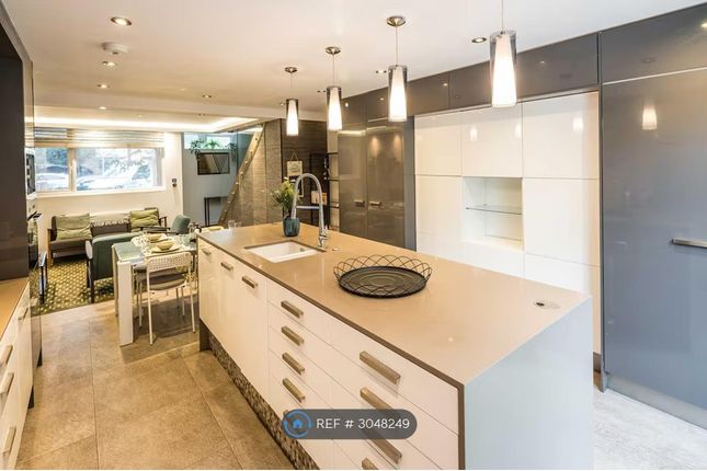 Levana Close, London photo 5