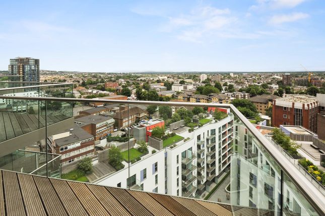 Thumbnail Flat to rent in Saffron Central Square, Croydon, Surrey