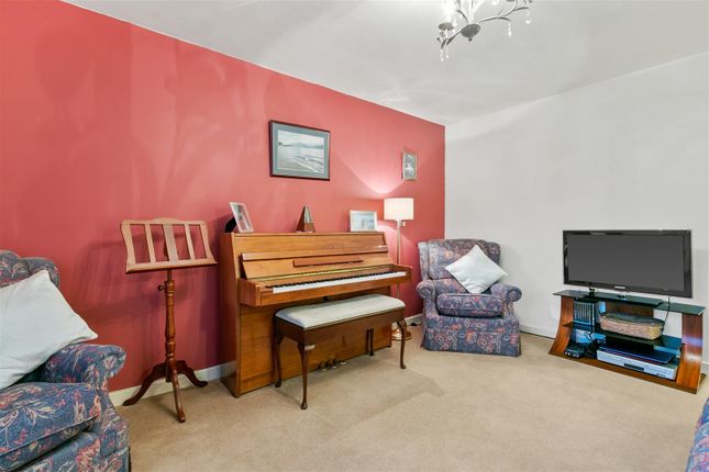 63, Craiglomond Gardens, Alexandria photo 4