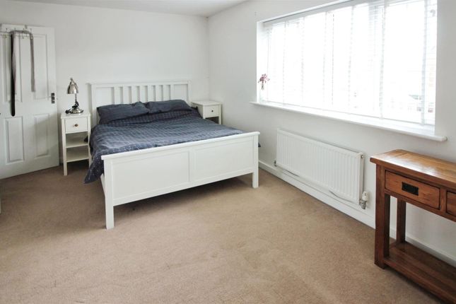 Town house for sale in Wild Flower Way, Leeds