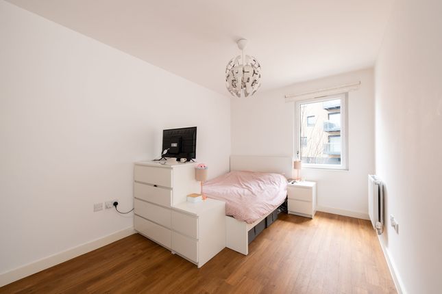 Flat for sale in Collendale Road, Walthamstow