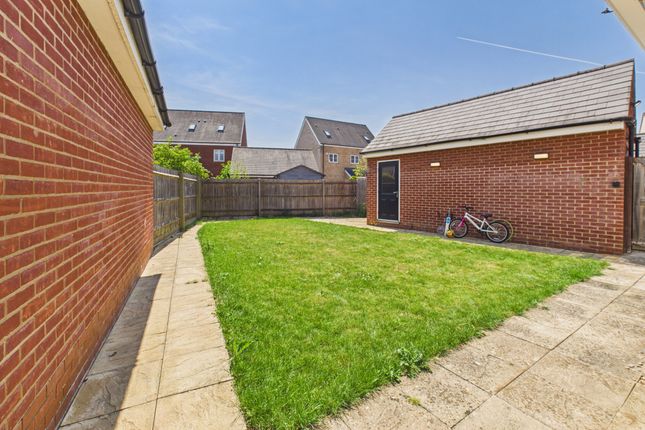 8 Calville Gardens, Aylesbury photo 3
