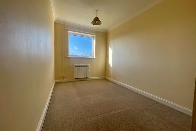 Flat for sale in Dores Court, Swindon