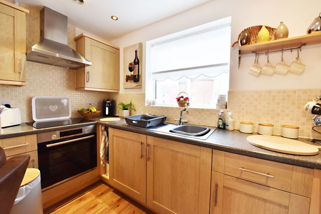 11, Smalman Close, Stourbridge photo 4