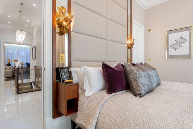 Flat for sale in Hyde Park Place, London