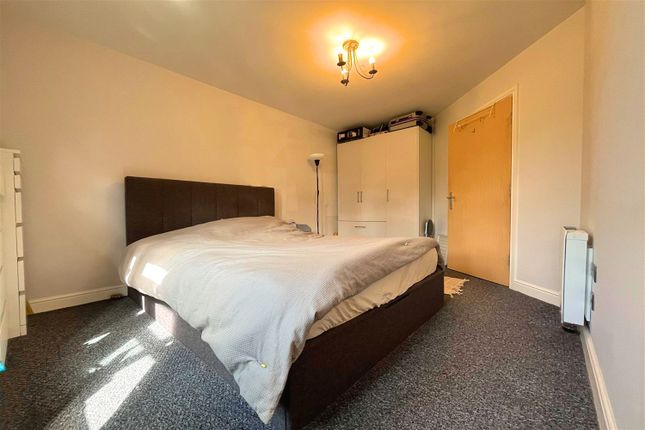 Flat for sale in Albany Court, Broad Road, Sale