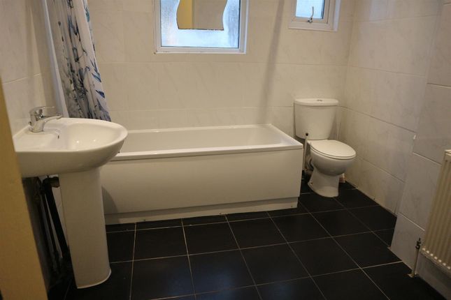 216, Lea Bridge Road, London photo 4