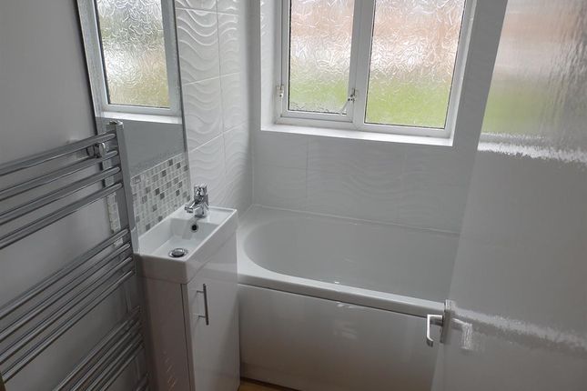 Flat to rent in Frobisher Road, Neston