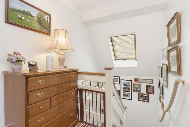 3 Bed Property For Sale In Sycamore Rise Banstead Sm7 Zoopla