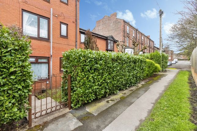 45, Dickinson Court, West Yorkshire photo 4