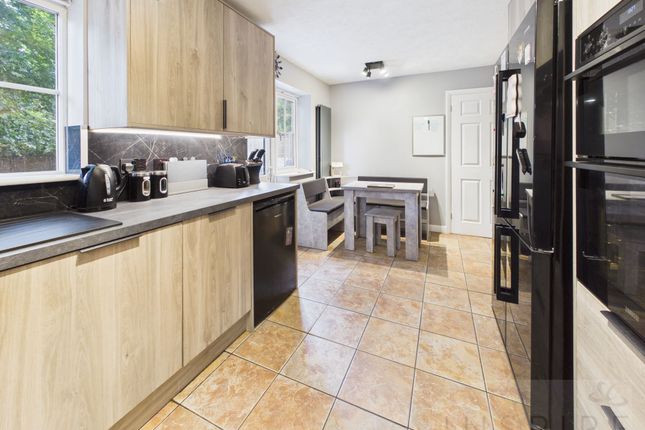 10 Pagewood Close, Crawley photo 4