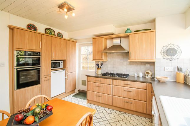 4, Woodthorpe Gardens, Wakefield photo 4