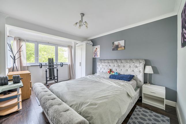 Flat 29, Grovebury Court, Chase Road, London photo 3