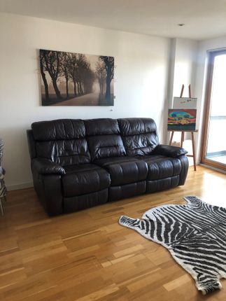 Flat to rent in Crown Point Road, Leeds