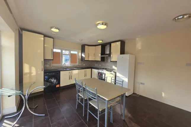 Flat 9, Whippendell Court, Watford photo 2