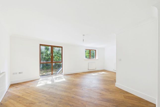 11, Coombe Way, Farnborough photo 4