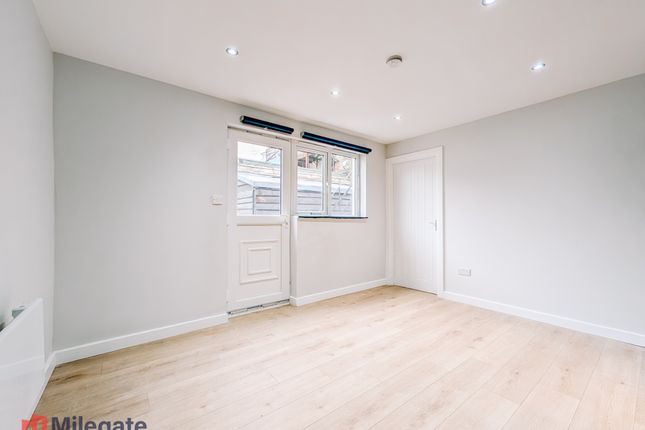 Studio Flat 396A, Sutton Common Road, Greater London photo 2