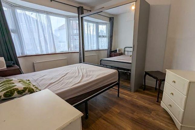 3-bed house on 65, Philip Road, Rainham, £1,950/mo