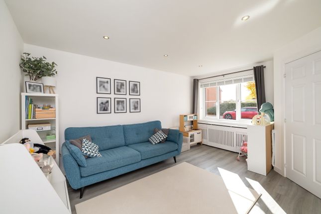 Lancaster Way, Leamington Spa photo 4