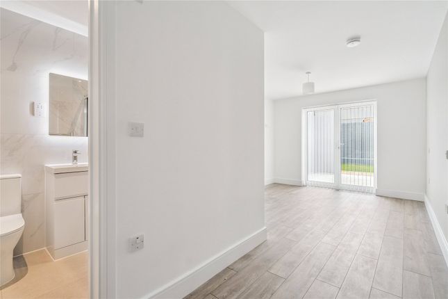 (Flat 1), 28, Laurels Road, Buckinghamshire photo 4