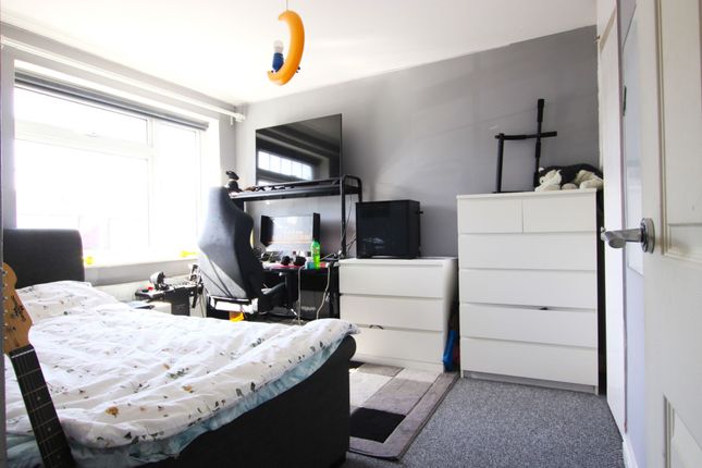 21 Willow Wood Crescent, London photo 4