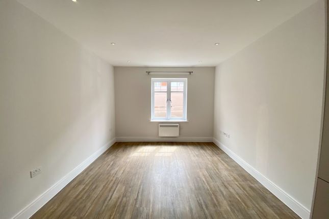 5 Heather Court,, Emerald Avenue, Hampshire photo 2
