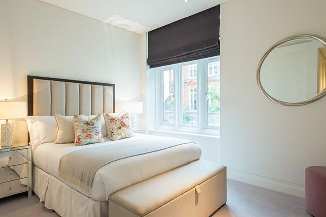 Flat to rent in Green Street, London