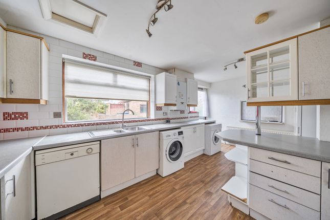 16 Greencourt Avenue, Edgware photo 3