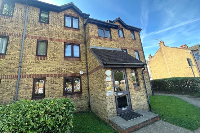 Flat to rent in Southwold Road, Watford