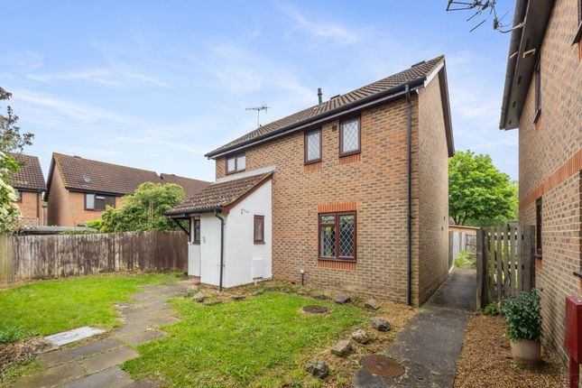 Thumbnail Detached house for sale in Middlefield, Horley