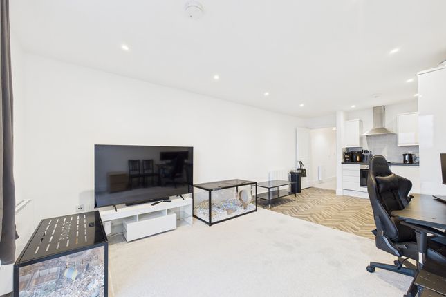 25, Maple House, Hemel Hempstead photo 3
