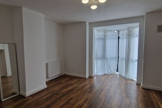 3 Limetree Court, London photo 5