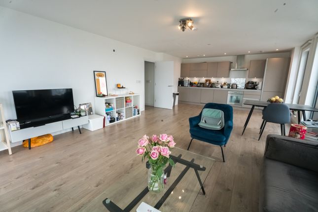 Flat to rent in Legacy Tower, 88 Great Eastern Road, London