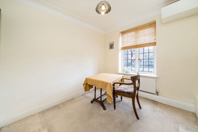 Flat 19, Highlands Heath, Portsmouth Road, London photo 3