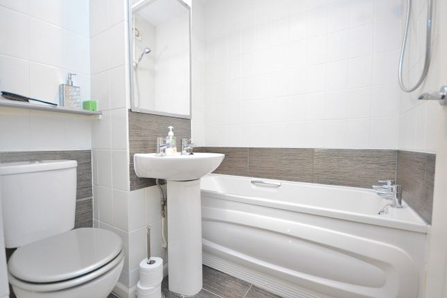 Flat for sale in Kingsley Road, Northampton