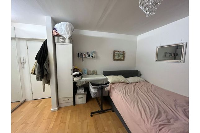 Flat 32/Rothesay Court, Harleyford Street, London photo 3