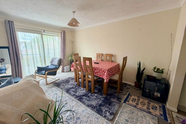 Flat 4, 27 Cotswold Way, Worcester Park photo 3