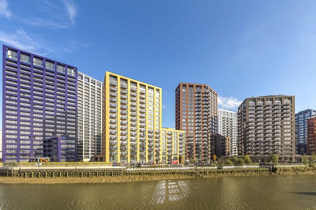 Flat for sale in Defoe House, London City Island, London