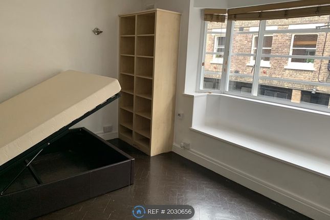 Flat to rent in Gower Mews Mansions, London