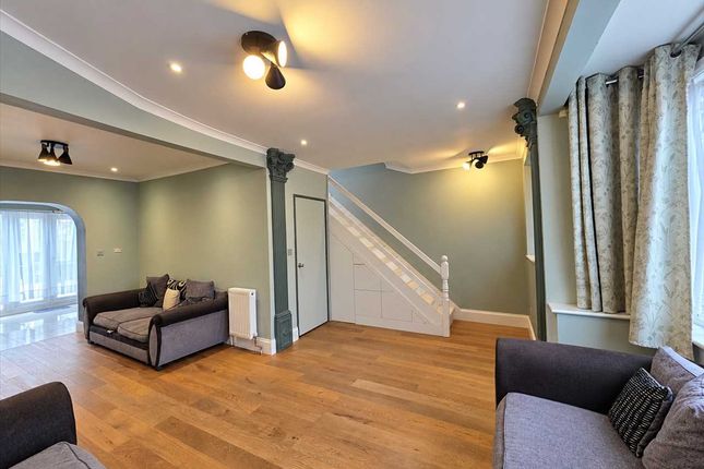 30, Hogarth Road, Edgware photo 3