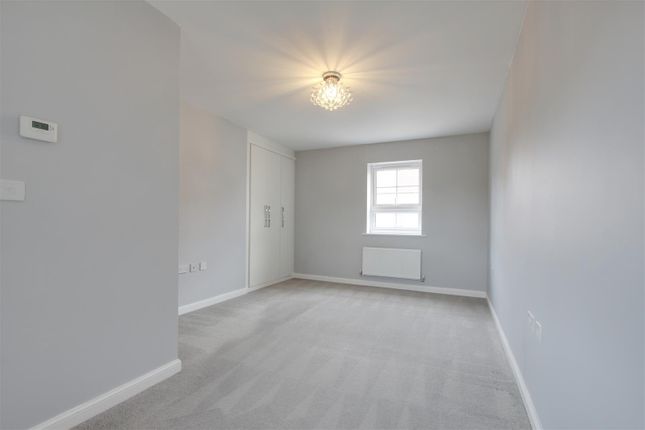 Flat to rent in Quicksilver Street, Worthing