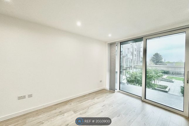 Flat to rent in Hartingtons Court, London