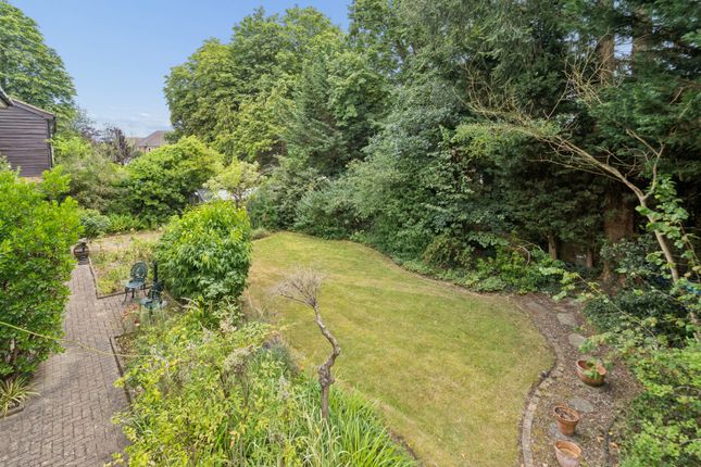 Woodbury, Cheniston Grove, Maidenhead photo 2