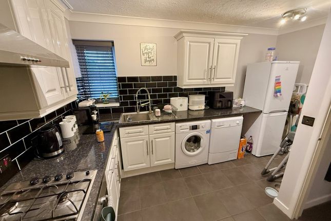 18, Openfields, Headley photo 4