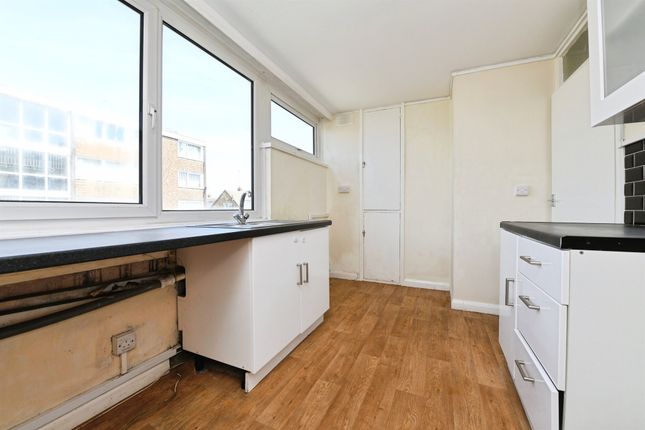 11, Eversley Court, Roseberry Avenue, Benfleet photo 4