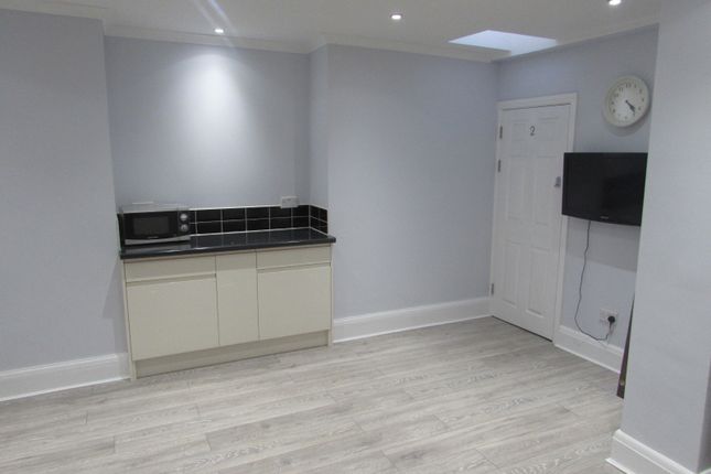 59, Ashurst Drive, Ilford photo 4