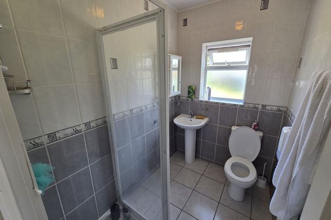 Studio Flat, 16 Pinglestone Close, Harmondsworth, WEST DRAYTON photo 4